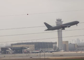 Un avión despega del aeropuerto Ben Gurión el 16 de marzo de 2026.