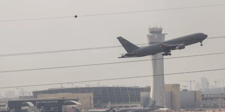 Un avión despega del aeropuerto Ben Gurión el 16 de marzo de 2026.
