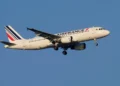 Un Airbus A320 de Air France se aproxima para aterrizar en Lisboa, Portugal, el 10 de octubre de 2023.