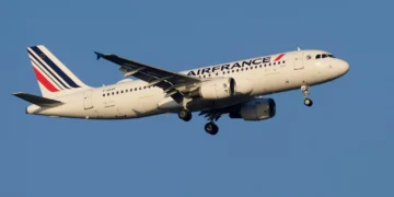 Un Airbus A320 de Air France se aproxima para aterrizar en Lisboa, Portugal, el 10 de octubre de 2023.