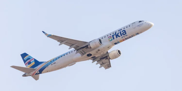 Un avión de Arkia despega del aeropuerto Ben Gurión, cerca de Tel Aviv, el 14 de agosto de 2025.