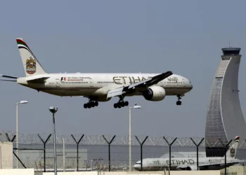 Un avión de Etihad Airways se prepara para aterrizar en el aeropuerto de Abu Dabi, Emiratos Árabes Unidos, el 4 de mayo de 2014.