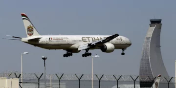 Un avión de Etihad Airways se prepara para aterrizar en el aeropuerto de Abu Dabi, Emiratos Árabes Unidos, el 4 de mayo de 2014.