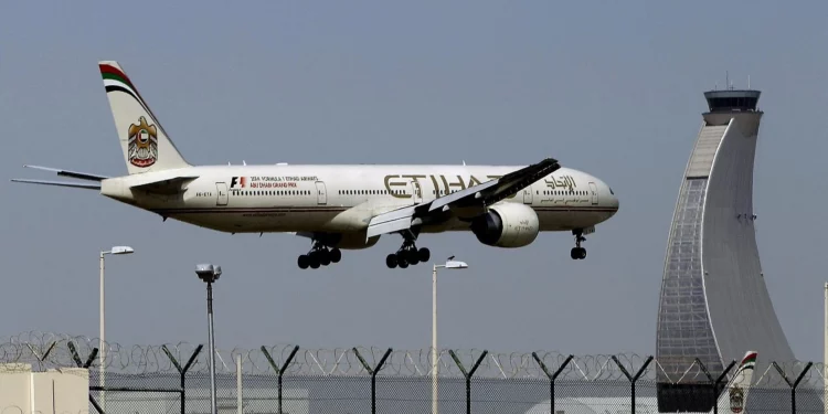 Un avión de Etihad Airways se prepara para aterrizar en el aeropuerto de Abu Dabi, Emiratos Árabes Unidos, el 4 de mayo de 2014.
