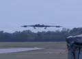 Bombardero B-2 Spirit of Kitty Hawk de la Fuerza Aérea estadounidense tras su revisión y restauración de superficies furtivas.