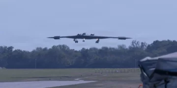 Bombardero B-2 Spirit of Kitty Hawk de la Fuerza Aérea estadounidense tras su revisión y restauración de superficies furtivas.