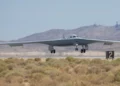 Un B-21 Raider recibe combustible de un KC-135 Stratotanker en vuelo