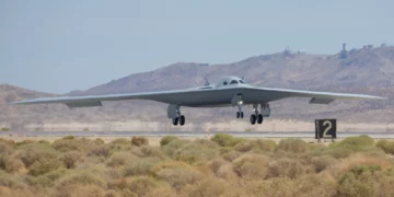 Un B-21 Raider recibe combustible de un KC-135 Stratotanker en vuelo