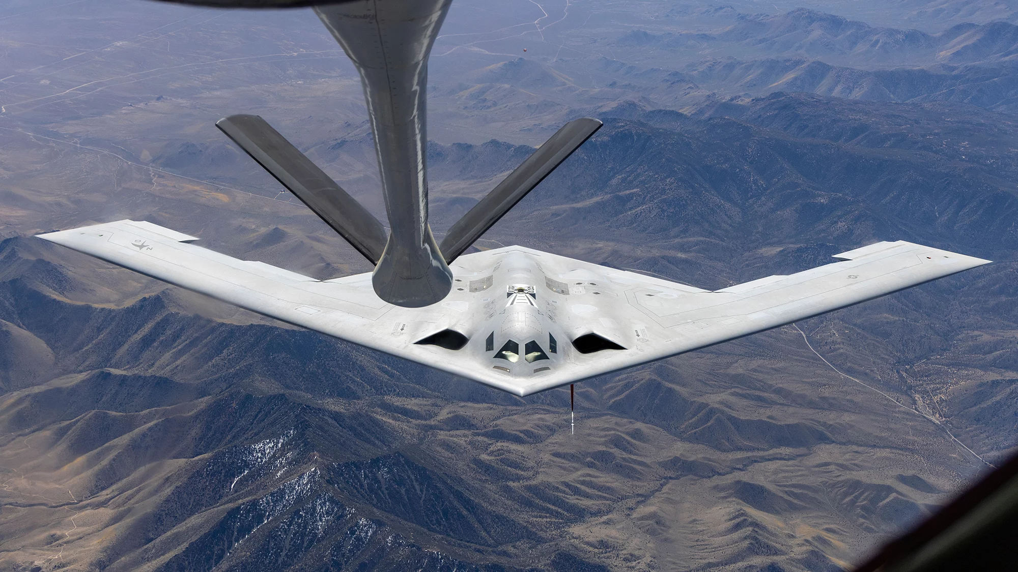 Un B-21 Raider recibe combustible de un KC-135 Stratotanker en vuelo