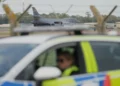 Un bombardero B-1 se prepara para despegar mientras agentes de policía controlan un puesto cercano a la base aérea RAF Fairford, en Fairford, Inglaterra, el 29 de septiembre de 2026.