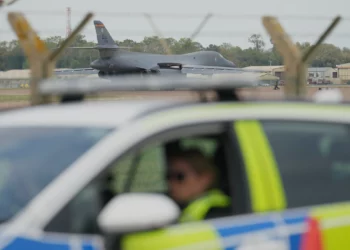 Un bombardero B-1 se prepara para despegar mientras agentes de policía controlan un puesto cercano a la base aérea RAF Fairford, en Fairford, Inglaterra, el 29 de septiembre de 2026.