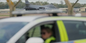 Un bombardero B-1 se prepara para despegar mientras agentes de policía controlan un puesto cercano a la base aérea RAF Fairford, en Fairford, Inglaterra, el 29 de septiembre de 2026.