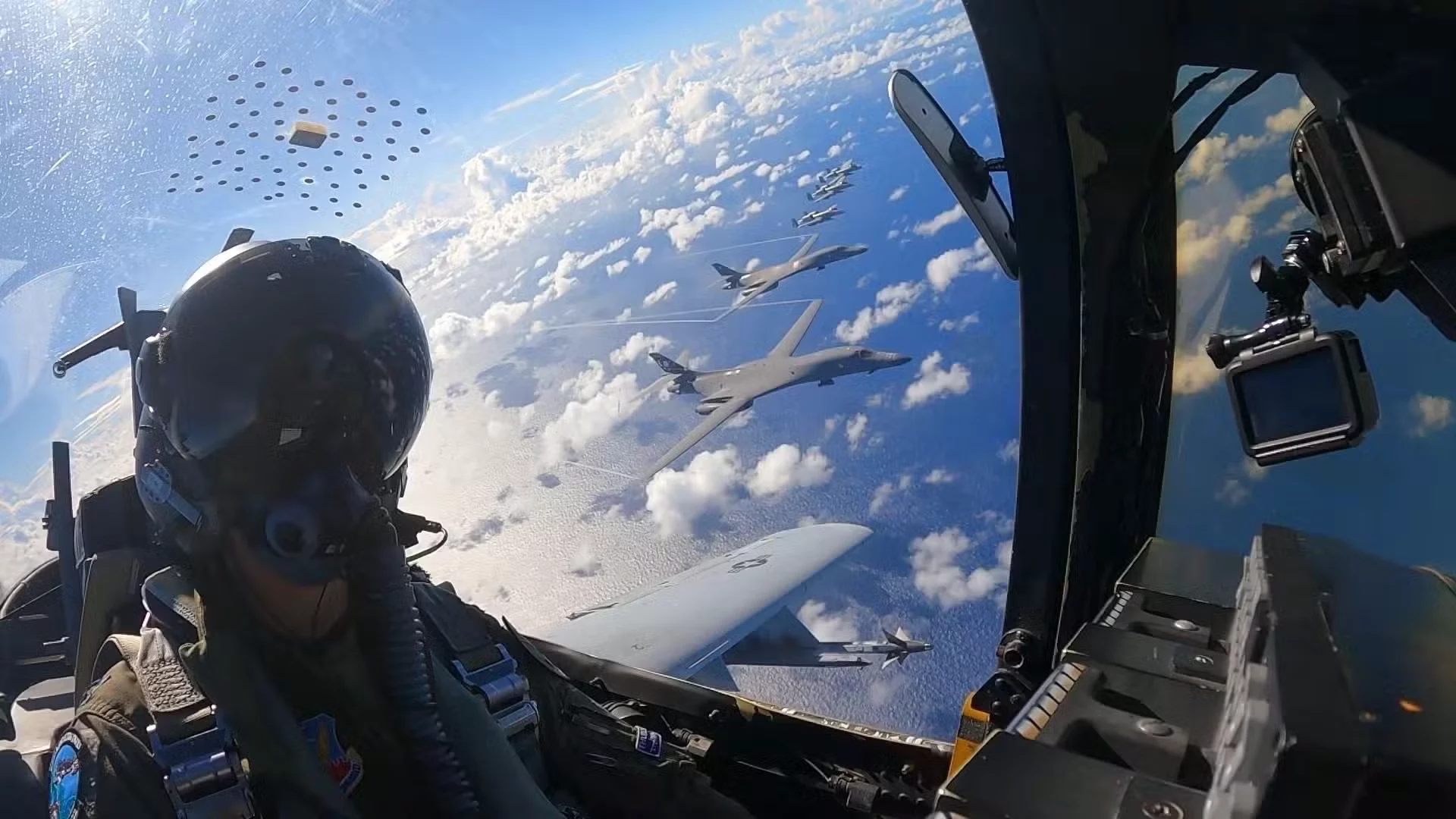 La capitana Coleen Berryhill vuela en un A-10C cerca de una formación de B-1B Lancer y A-10 sobre el mar de Filipinas el 9 de noviembre de 2022