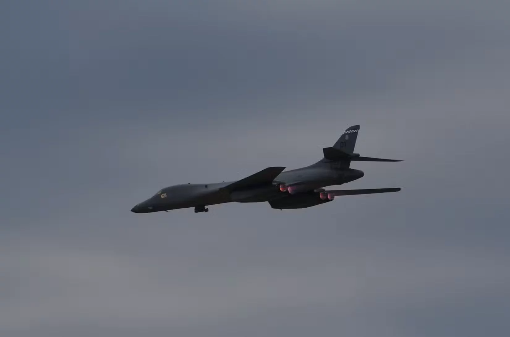 Un B-1B Lancer sobrevuela la base aérea de Dyess durante la conmemoración del vigésimo aniversario de su debut en combate