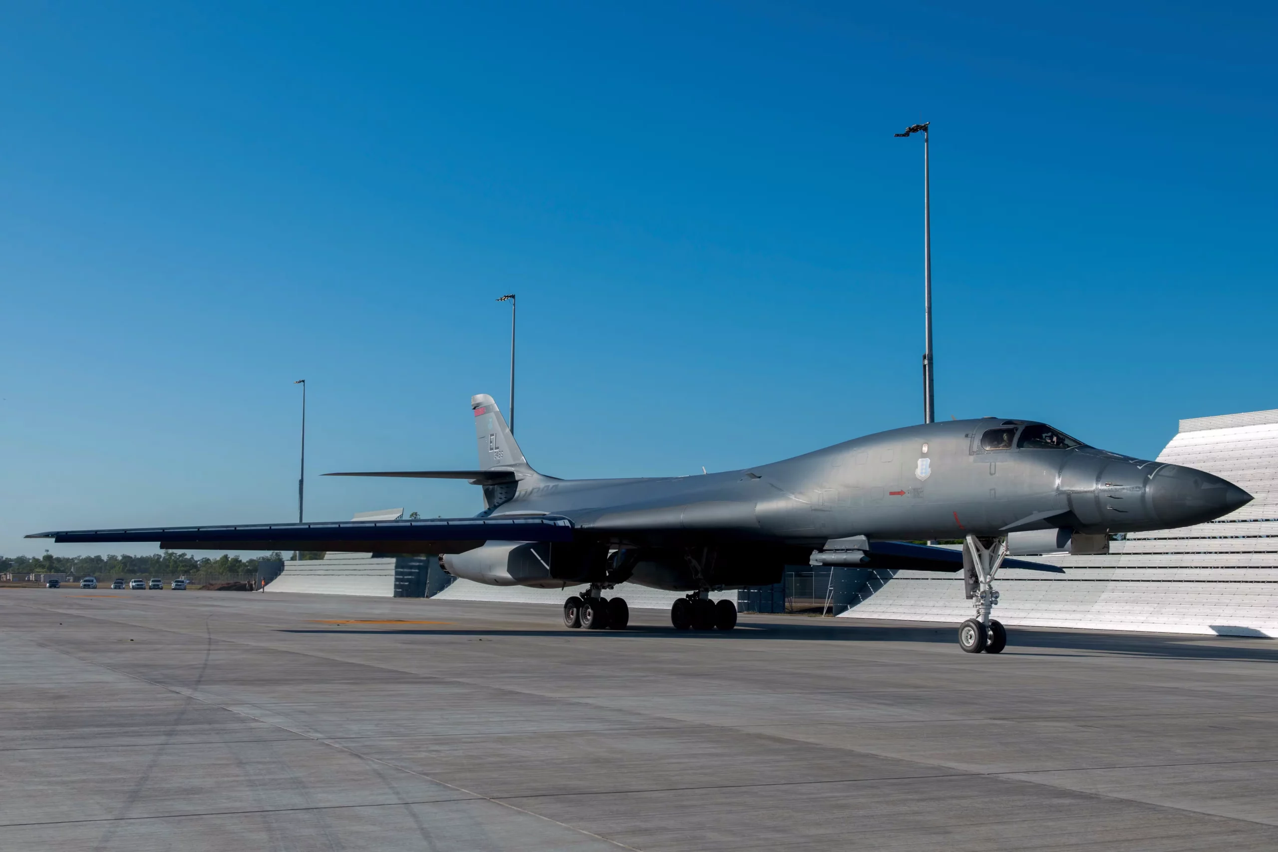 Un B-1B Lancer del 34.º Escuadrón de Bombardeo rueda por la pista del aeropuerto de Darwin
