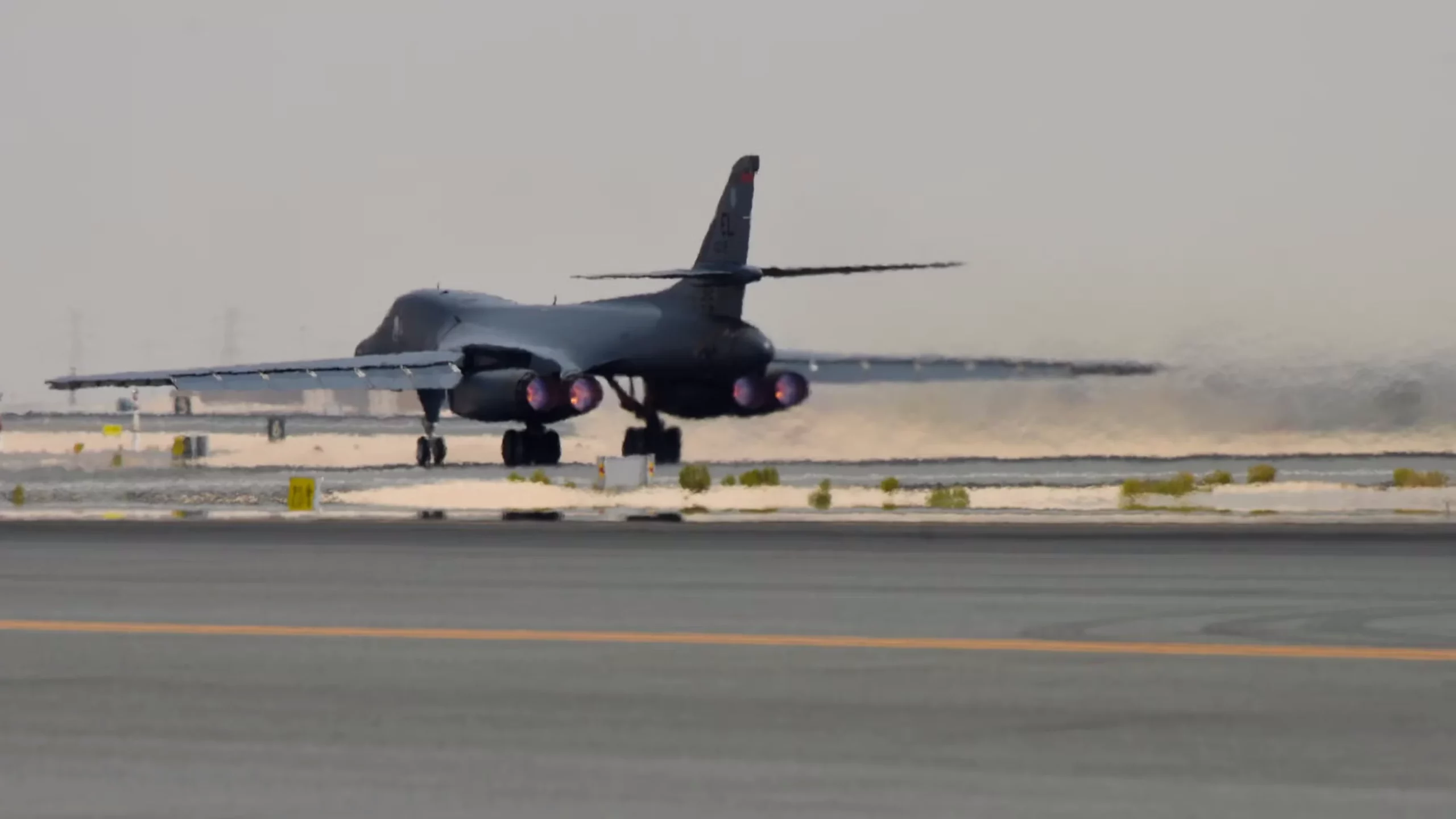 Un B-1B Lancer despega de un aeródromo del sudoeste asiático el 17 de mayo de 2018