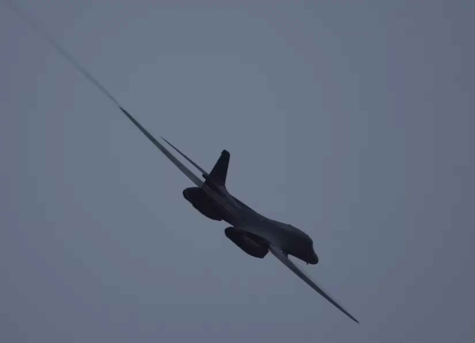 Un B-1B Lancer del 34.º Escuadrón Expedicionario de Bombardeo realiza un vuelo de entrenamiento