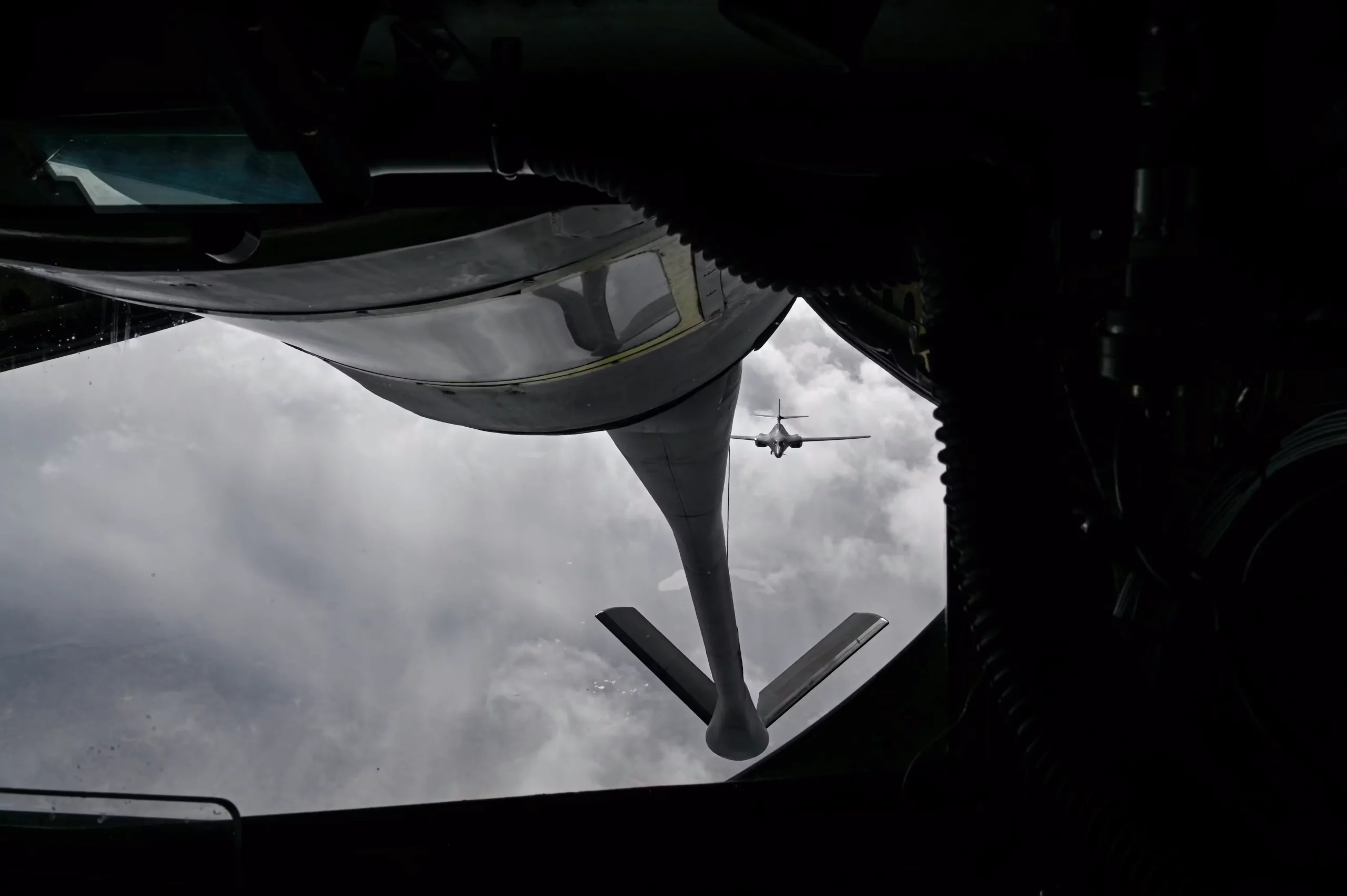 Un B-1B Lancer de Ellsworth se aproxima a un KC-135 Stratotanker de McConnell para reabastecimiento en vuelo