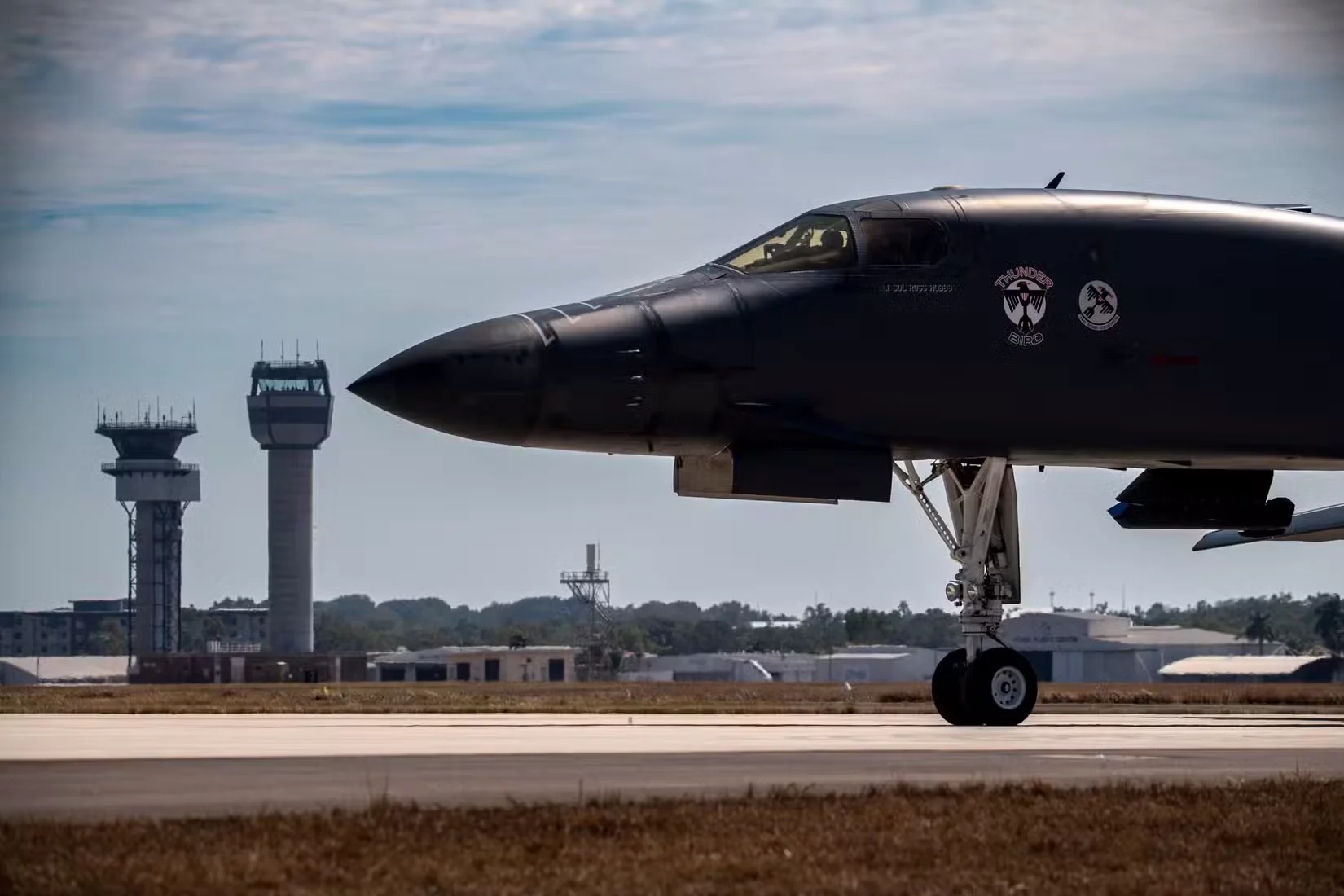 Un B-1B Lancer del 34.º Escuadrón Expedicionario de Bombardeo rueda junto a las torres de control del aeropuerto de Darwin, Australia