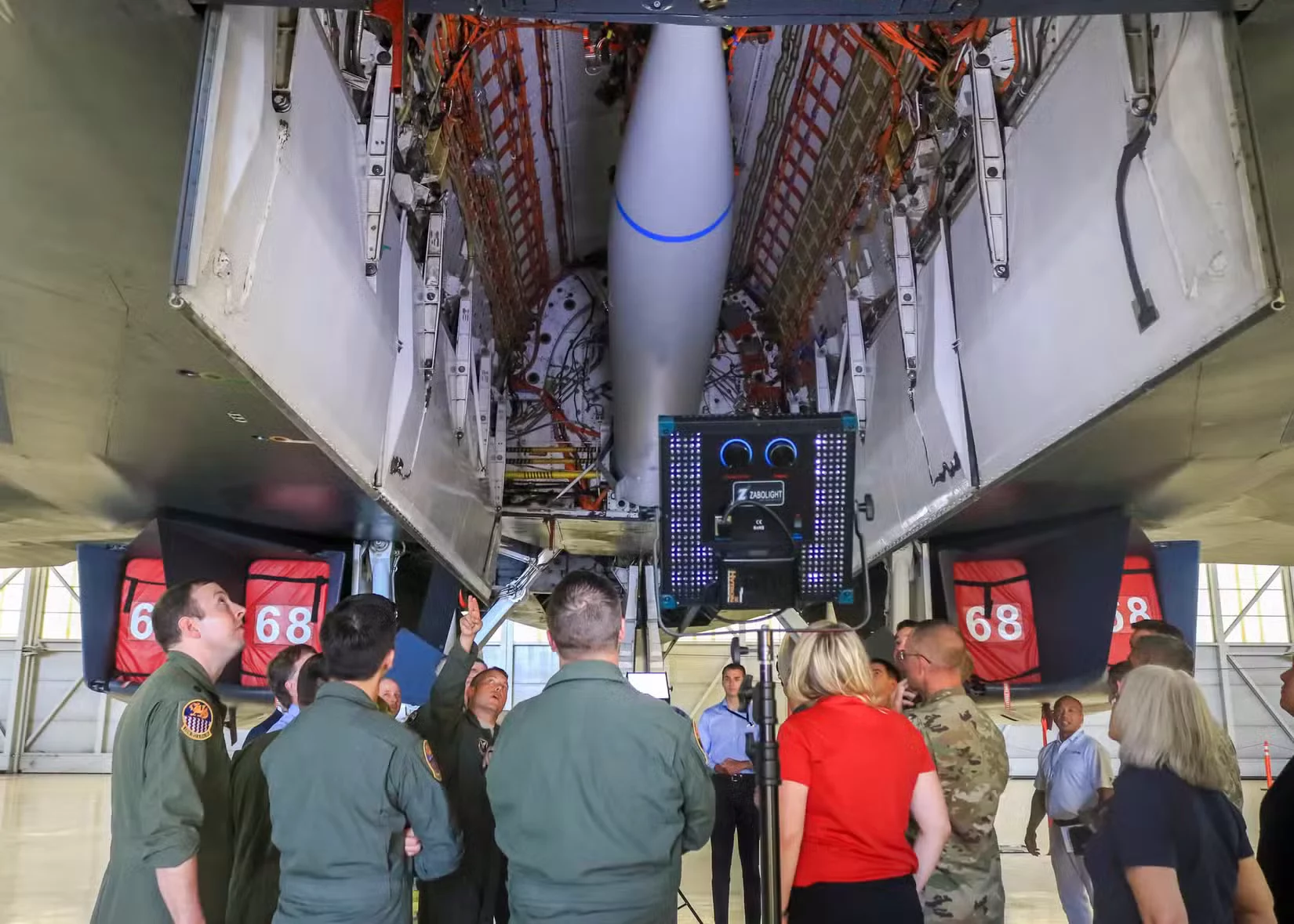 El teniente coronel Dominic Ross explica una modificación del mamparo del B-1B que permitió portar una maqueta de misil hipersónico