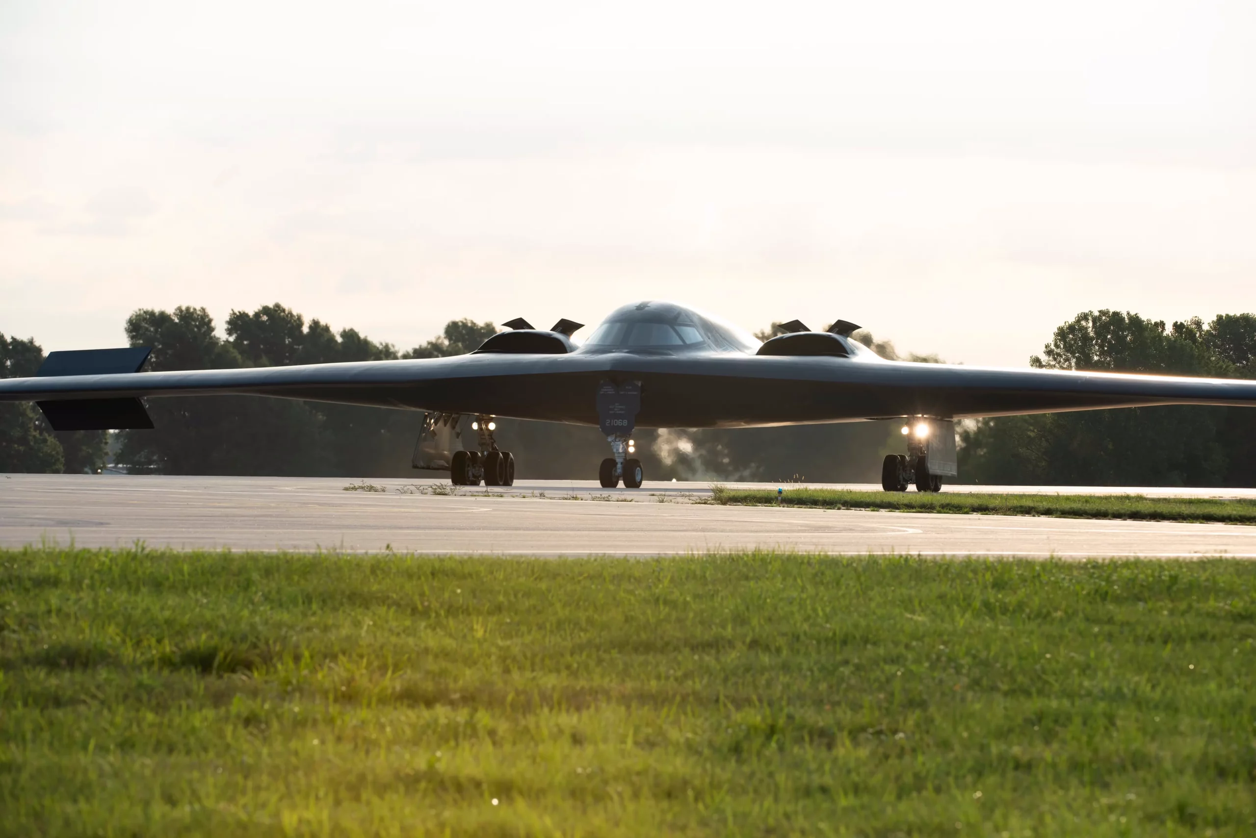 Un B-2 Spirit rueda por una pista de Whiteman el 17 de julio de 2019, durante la conmemoración del trigésimo aniversario de su primer vuelo de 1989.