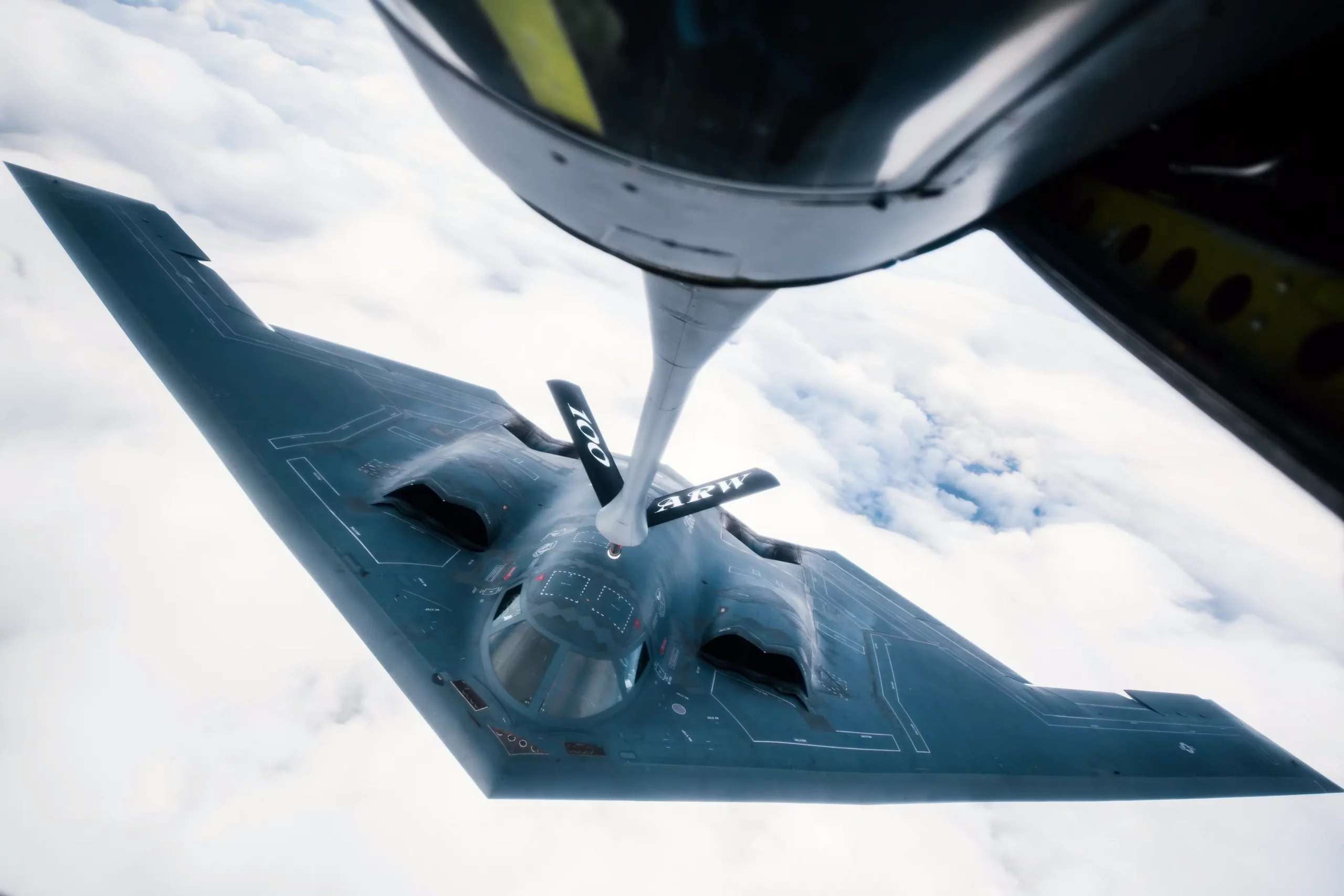 Un B-2 Spirit de la 509.ª Ala de Bombardeo se acerca a un KC-135 Stratotanker del 351.º Escuadrón de Reabastecimiento Aéreo para repostar sobre Inglaterra.