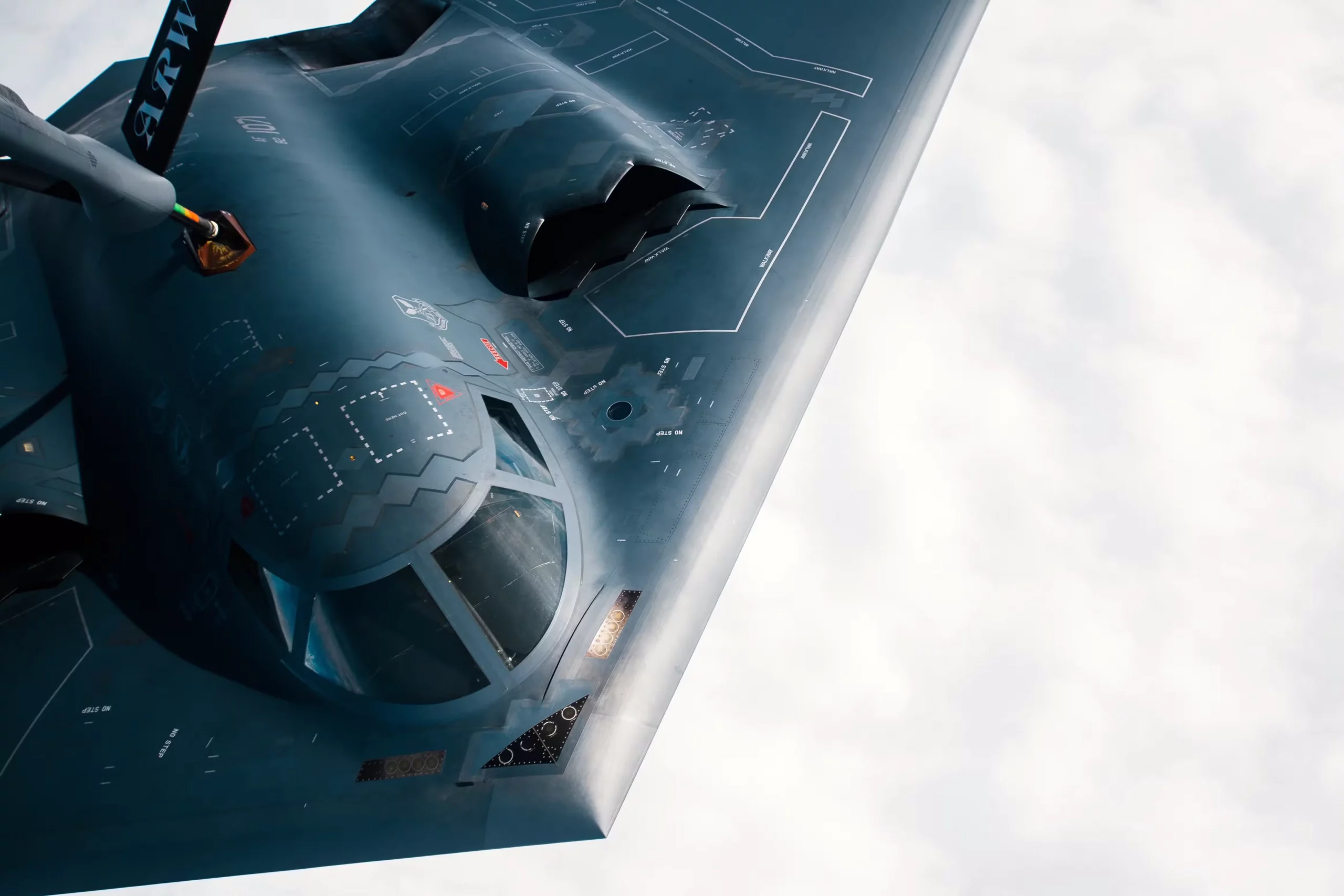 Entrenamiento conjunto con países socios, aliados y unidades de la Fuerza Aérea de Estados Unidos para mejorar la preparación y cooperación operativas.