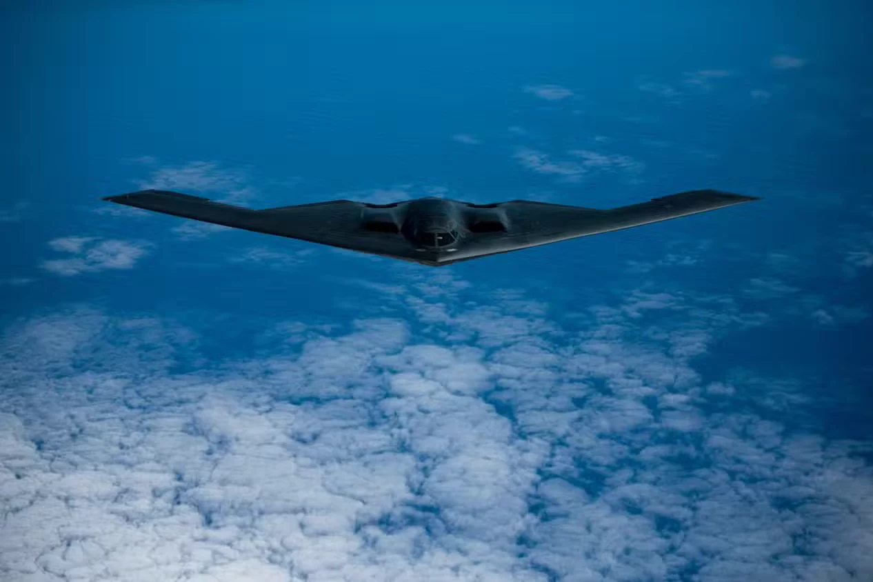 Un B-2 Spirit procedente de Whiteman vuela cerca de Pearl Harbor-Hickam, Hawái, durante una misión de entrenamiento de interoperabilidad el 15 de enero de 2019.