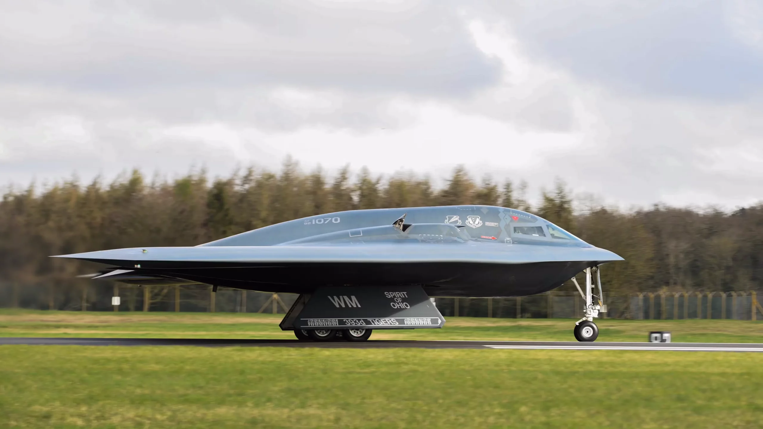 Un B-2 Spirit de la base Whiteman se prepara para despegar desde RAF Fairford, Reino Unido, el 20 de marzo de 2020.