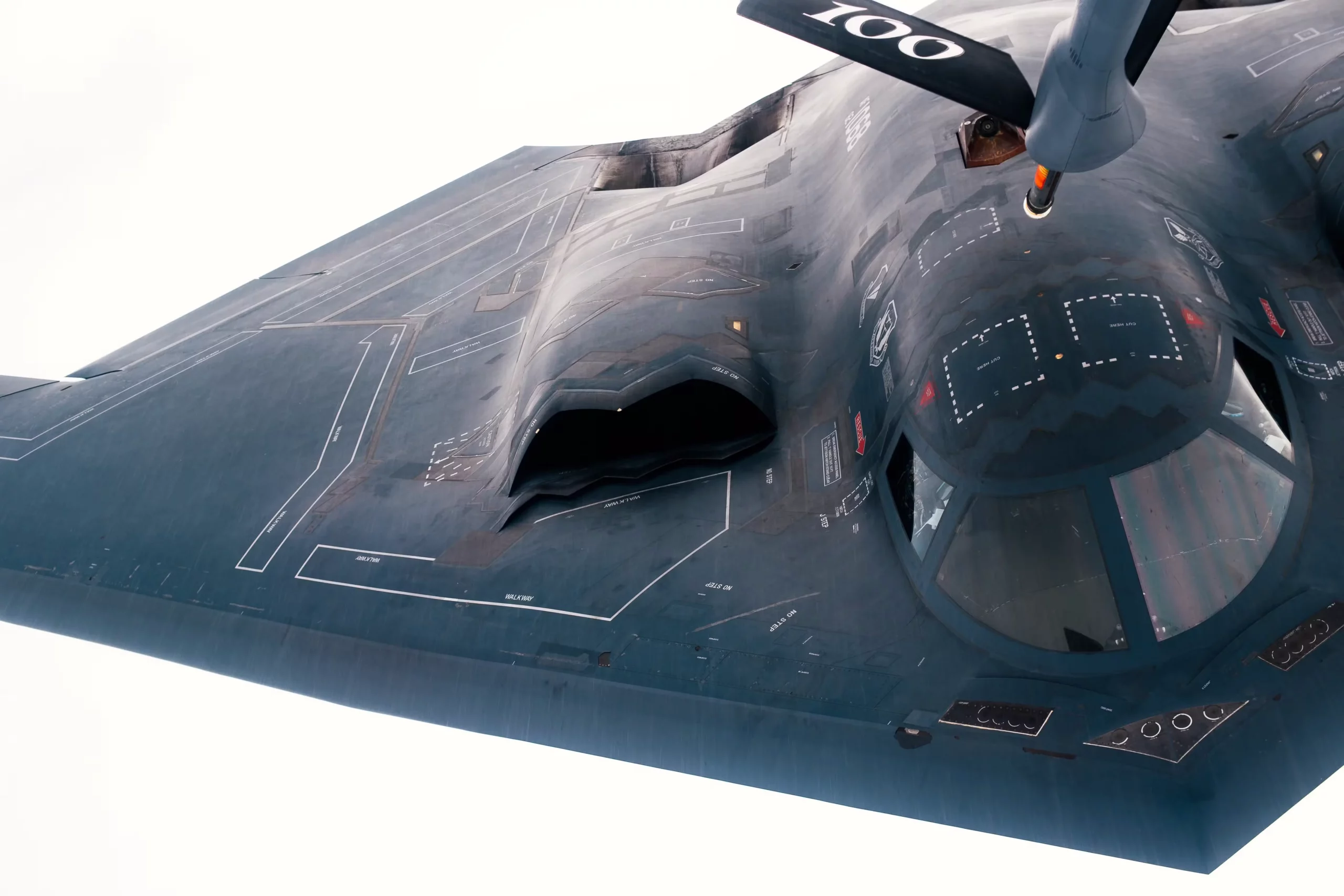 Un B-2 Spirit de la 509.ª Ala de Bombardeo recibe combustible de un KC-135 Stratotanker del 351.º Escuadrón de Reabastecimiento Aéreo sobre Inglaterra el 29 de agosto de 2019.