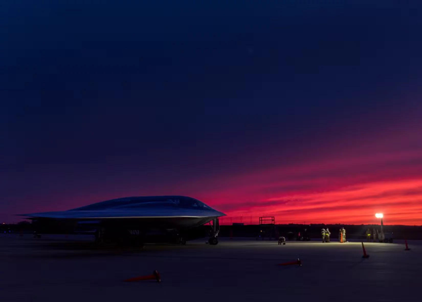 Un B-2 Spirit de la 509.ª Ala de Bombardeo permanece en la línea de vuelo de Whiteman el 24 de octubre de 2019.