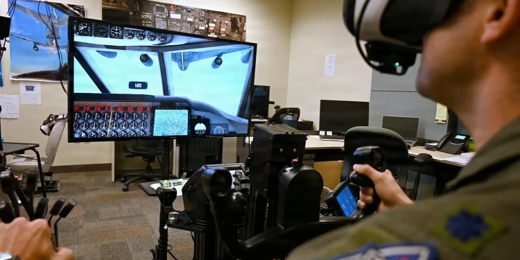 Entrenamiento de reabastecimiento aéreo de un B-52H con realidad virtual en Barksdale