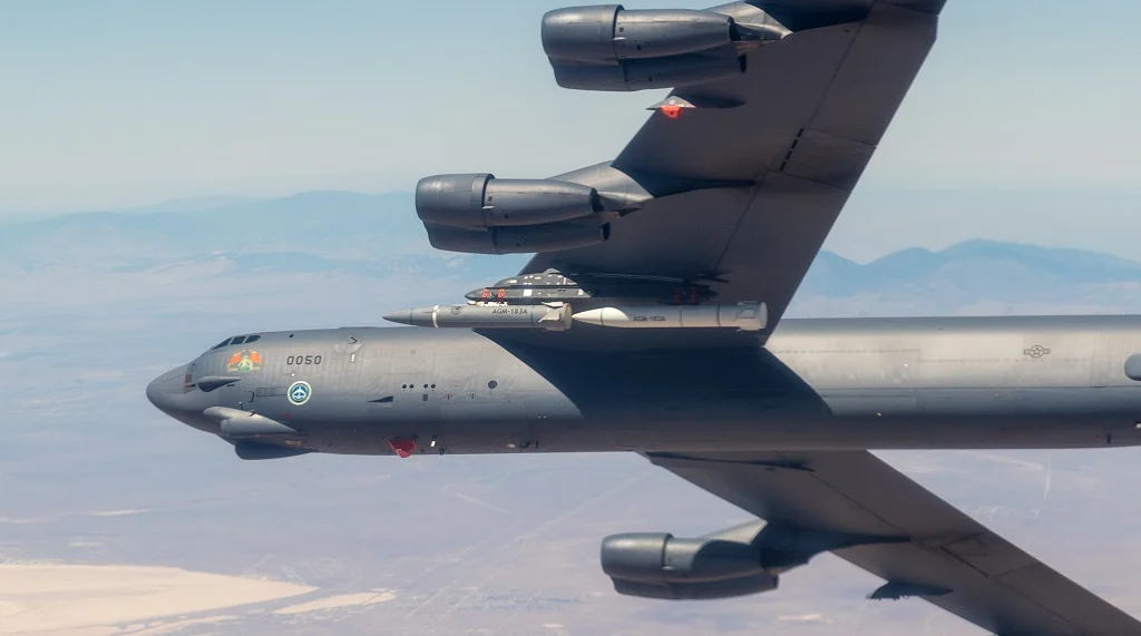 ARRW Bombardero B-52H de la Fuerza Aérea estadounidense con dos misiles AGM-183 ARRW