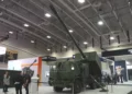 Sistema de artillería MDACS de BAE Systems con cañón de 155 mm sobre un camión Oshkosh FMTV, presentado en AUSA 2026.