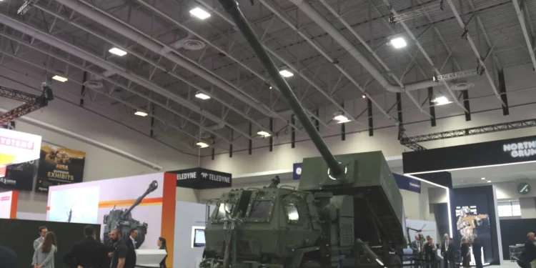 Sistema de artillería MDACS de BAE Systems con cañón de 155 mm sobre un camión Oshkosh FMTV, presentado en AUSA 2026.
