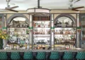 Bar biblioteca del hotel The Norman, fotografiado por Noam Preisman