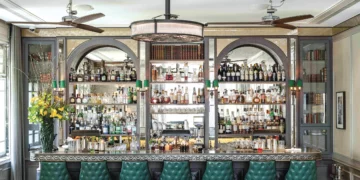 Bar biblioteca del hotel The Norman, fotografiado por Noam Preisman