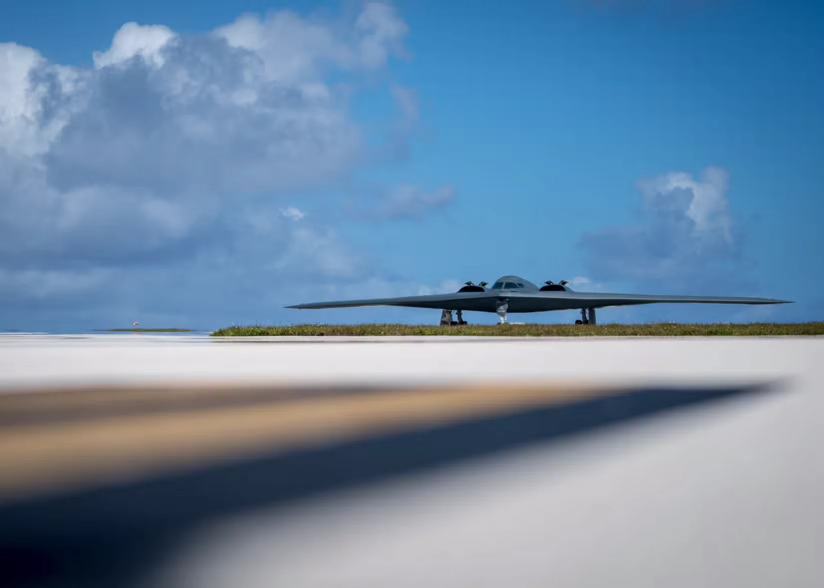 Un B-2 Spirit de la 509.ª Ala de Bombardeo, con base en Whiteman, rueda por la plataforma de la base aérea Andersen, en Guam, el 8 de enero de 2018.