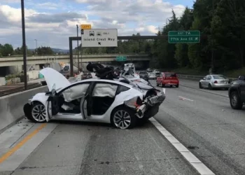 Tesla accidentado con una batería dañada
