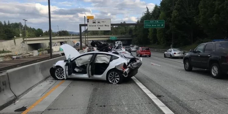 Tesla accidentado con una batería dañada