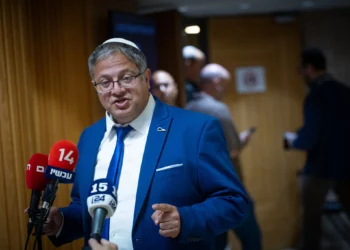 El ministro de Seguridad Nacional, Itamar Ben Gvir, llega a una audiencia sobre la solicitud de inhabilitación de Sami Abu Shehadeh, presidente de Balad, ante la Comisión Electoral Central de la Knéset en Jerusalén, el 23 de septiembre de 2026. (Yonatan Sindel/Flash90)