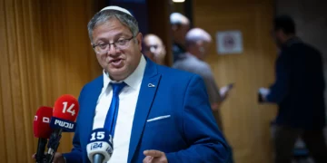 El ministro de Seguridad Nacional, Itamar Ben Gvir, llega a una audiencia sobre la solicitud de inhabilitación de Sami Abu Shehadeh, presidente de Balad, ante la Comisión Electoral Central de la Knéset en Jerusalén, el 23 de septiembre de 2026. (Yonatan Sindel/Flash90)