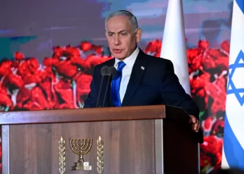 El primer ministro Benjamin Netanyahu habla durante una ceremonia estatal en memoria del ataque del 7 de octubre de 2023, en el cementerio del Monte Herzl, Jerusalén, el 5 de octubre de 2026.