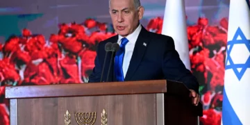 El primer ministro Benjamin Netanyahu habla durante una ceremonia estatal en memoria del ataque del 7 de octubre de 2023, en el cementerio del Monte Herzl, Jerusalén, el 5 de octubre de 2026.