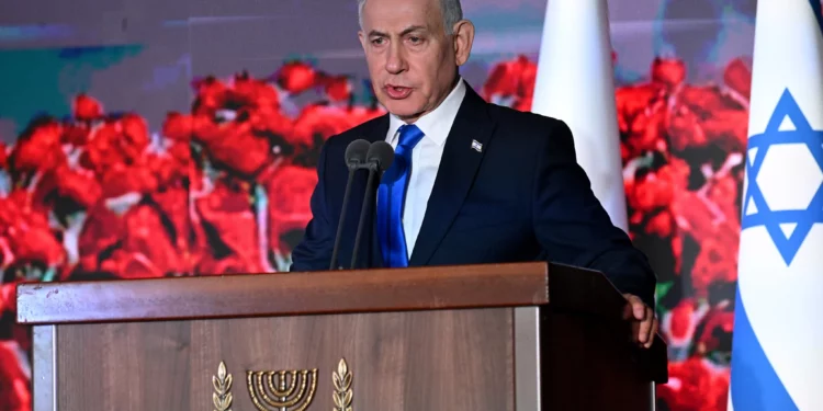 El primer ministro Benjamin Netanyahu habla durante una ceremonia estatal en memoria del ataque del 7 de octubre de 2023, en el cementerio del Monte Herzl, Jerusalén, el 5 de octubre de 2026.