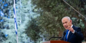 El primer ministro Benjamín Netanyahu habla en una ceremonia estatal en el monte Herzl, Jerusalén, el 5 de octubre de 2026.