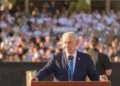 El primer ministro Benjamín Netanyahu habla en la graduación de oficiales de las FDI en Bahad 1, en el sur de Israel, el 21 de octubre de 2026.