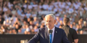 El primer ministro Benjamín Netanyahu habla en la graduación de oficiales de las FDI en Bahad 1, en el sur de Israel, el 21 de octubre de 2026.