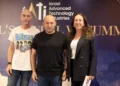 Naftali Bennett (centro), Karin Mayer Rubinstein (derecha) y Gigi Levy-Weiss en una conferencia tecnológica en Tel Aviv el 12 de octubre de 2026.