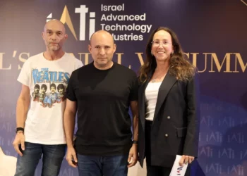 Naftali Bennett (centro), Karin Mayer Rubinstein (derecha) y Gigi Levy-Weiss en una conferencia tecnológica en Tel Aviv el 12 de octubre de 2026.